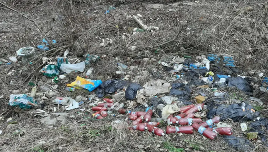 Smetlište i kod nadvožnjaka pored fabrike Kablova