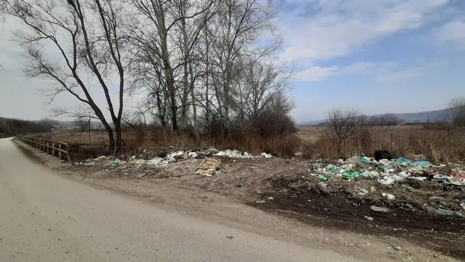 Divlja deponija na putu ka Avramici: smećem zatrpana i obala reke!