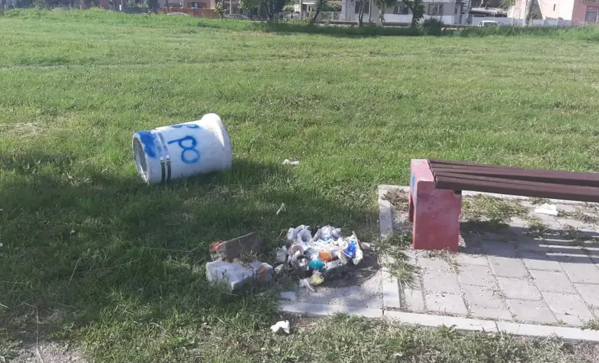 Prijavi problem: Na Kraljevici prevrnuta kanta za smeće