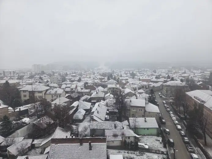 U Zaječaru su se zabeleli krovovi