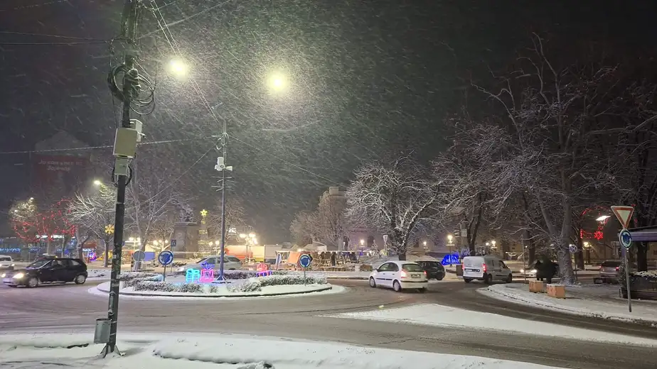 Sneg trenutno pada u Negotinu i Zaječaru, na Crnom Vrhu -8, u Beogradu 1 stepen