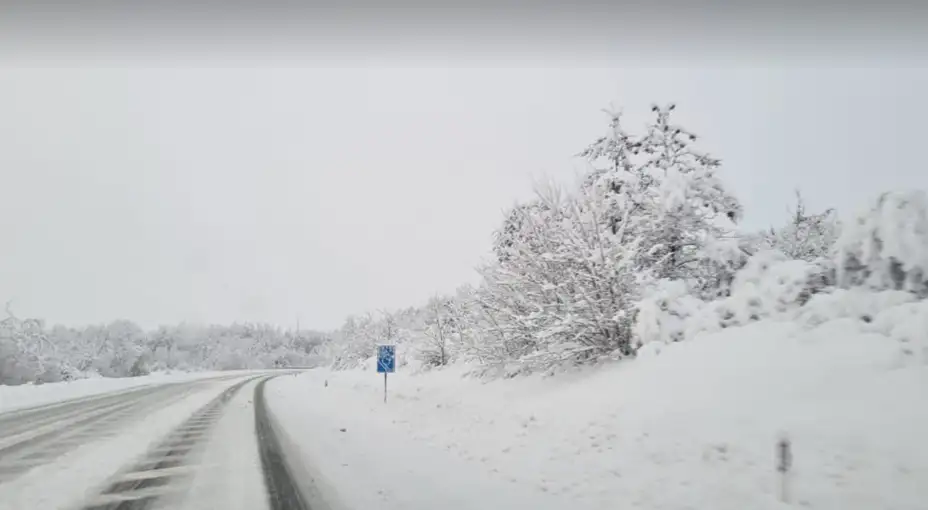 Bor: Iznenadio sneg u decembru! Otežano kretanje, bez struje u selima, bez grejanja u gradu