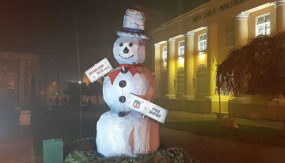 Od danas Zaječar bogatiji: Sneško Belić na gradskom trgu