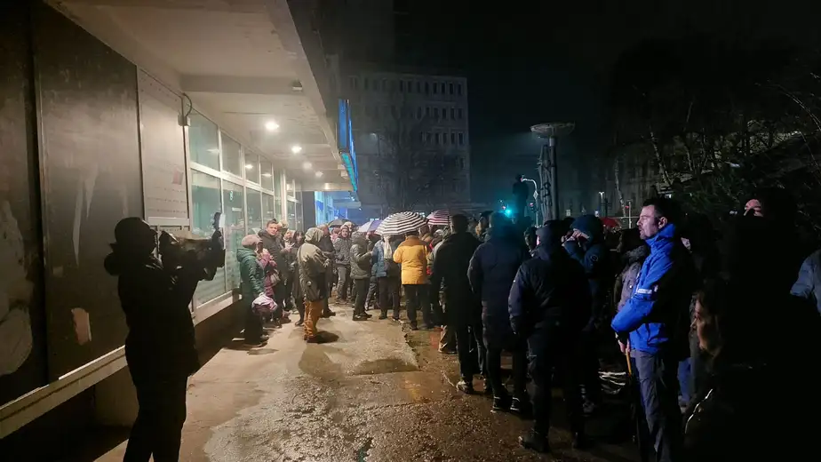 Pirotehnika i jurnjava s policijom kod Ušća, priveden mladić - protesti i u drugim gradovima, i Zaječaru