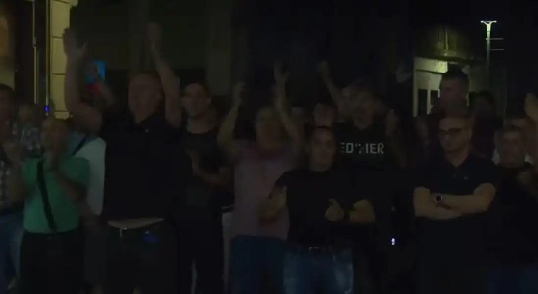 Napeto u Zaječaru: Kordon policije razdvajao građane i pristalice SNS