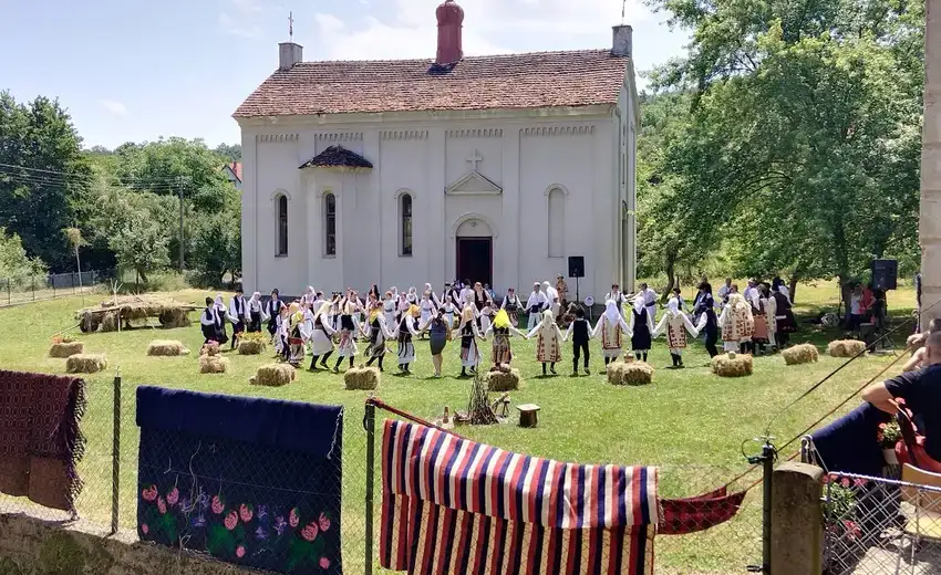U Planinici održan „Spasovdanski sabor“: Najbolji u bacanju kamena s ramena Neli Nikolić, u nadvlačenju konopca ekipa ,,Spasovdanci", a u preskakanju lastiša najbolje su Lana i Jana Živković