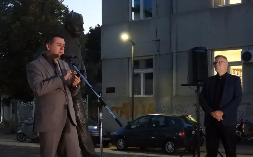 Program pod nazivom „Pesnički pozdrav Zoranu Radmiloviću“ i ove godine održan kod spomenika