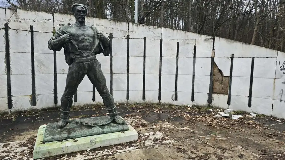 Vandali oštetili spomenik poginulim učesnicima Timočke bune - “Spomenik Ljubi Didiću”