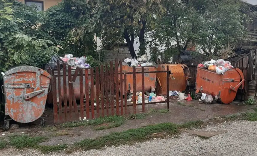 Opet prepuni kontejneri i razbacano smeće