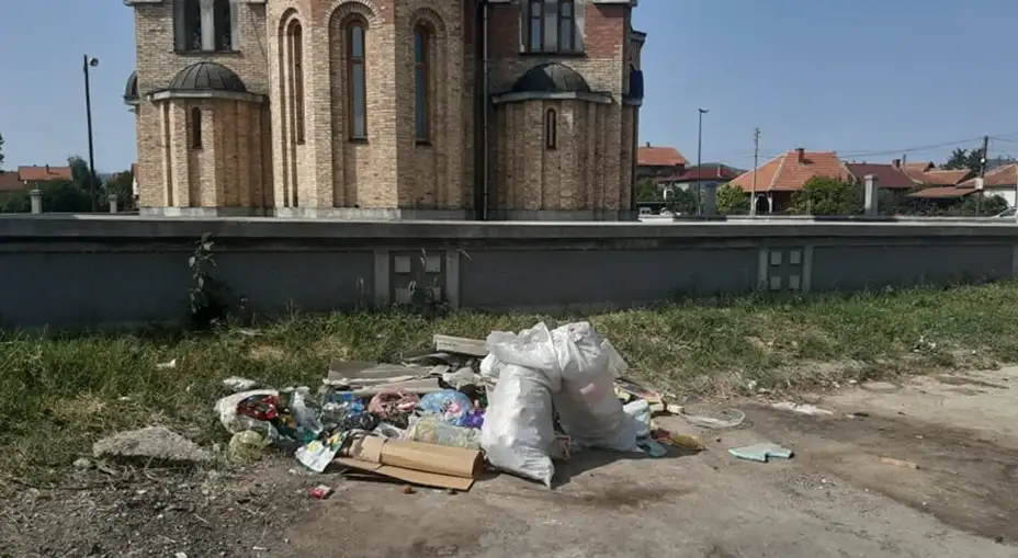 Nabacano smeće pored crkve i Doma kulture u Kotlujevcu