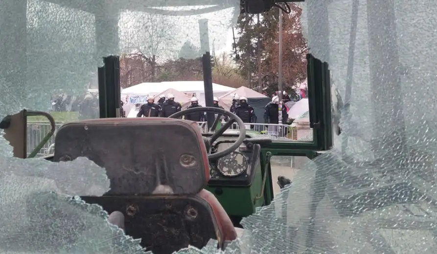 Pionirski park: Policija bez štitova, šatori napušteni, tek poneki civil