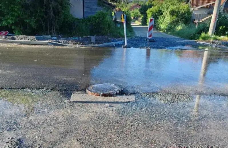 Pukla vodovodna cev na uglu ulice Stanoja Gačića i Olimpijske, a ulica asfaltirana pre par dana