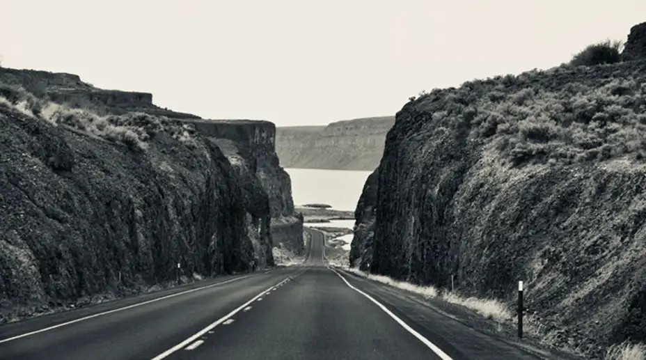 Stanje na putevima: Mestimično mokri kolovozi, postoji opasnost od odrona