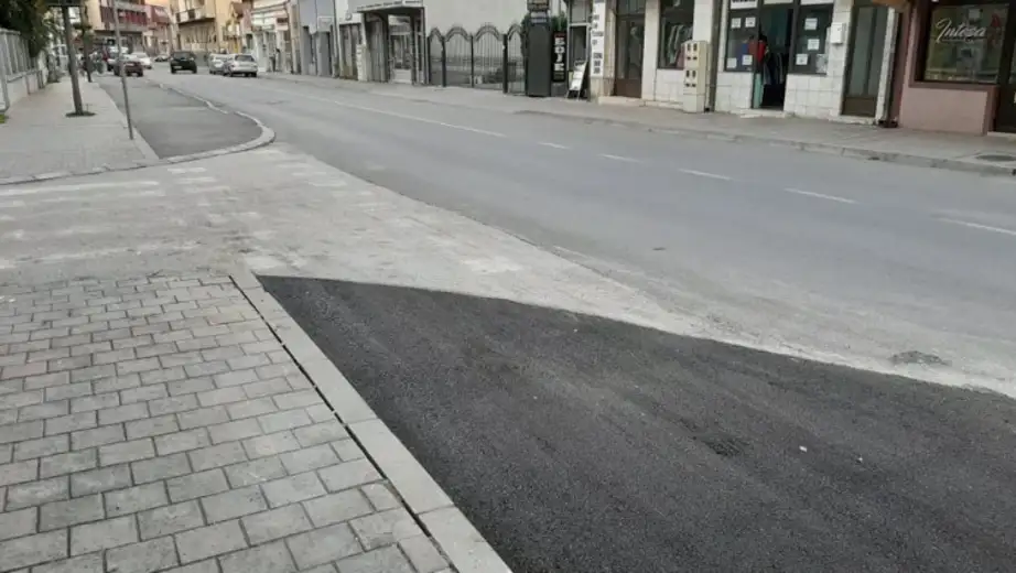 Uklonjen deo biciklističke staze u naselju Dva brata: Da li se odustalo od izgradnje kružnog toka?