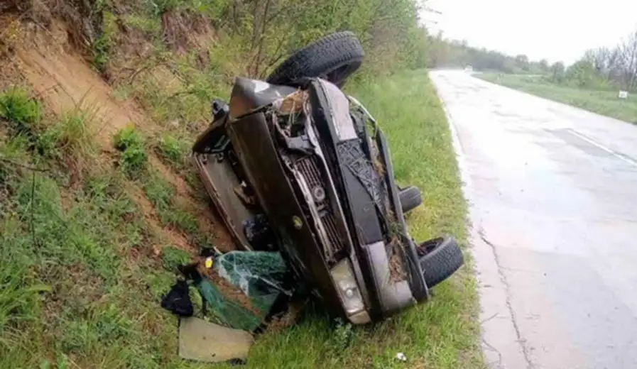 Udes kod Malog Izvora: Automobil zgnječen, putnici bez povreda