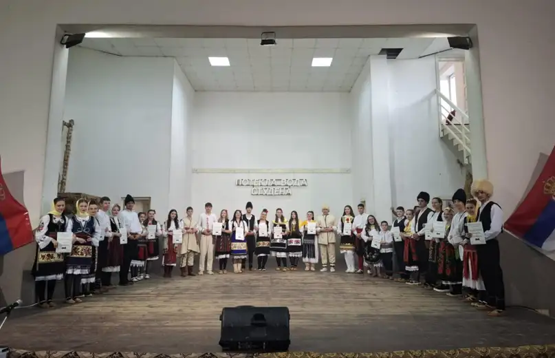 U Velikom Izvoru održana 17. Međuokružna smotra seoskih folklornih ansambala u koreografisanom folkloru „Potekla voda studenaˮ