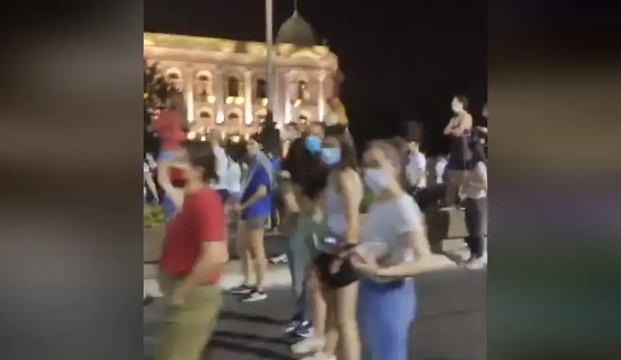 Studenti ispred Skupštine zatražili da se poništi odluka o zatvaranju domova, najavili novi protest