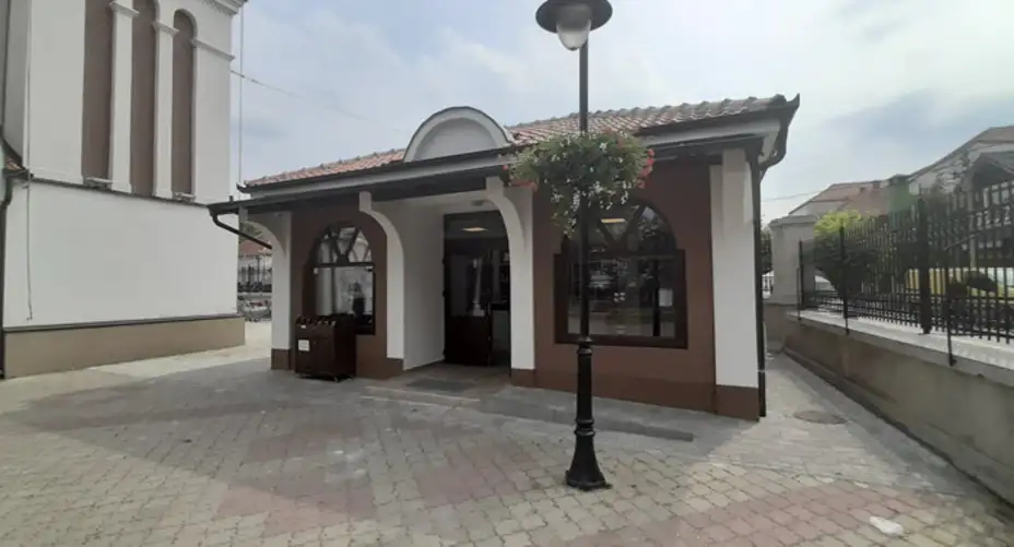 Otvorena prodavnica-suvenirnica u porti Saborne crkve Rođenja Presvete Bogorodice u Zaječaru