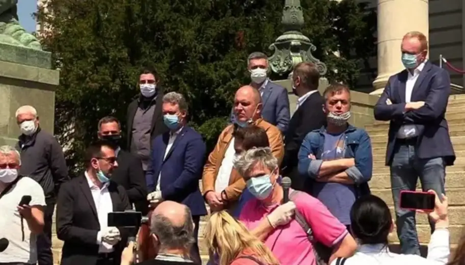 Deo opozicije tokom policijskog časa na stepenicama Skupštine: Protest protiv „velikog zatvora“, duplih standarda i podela