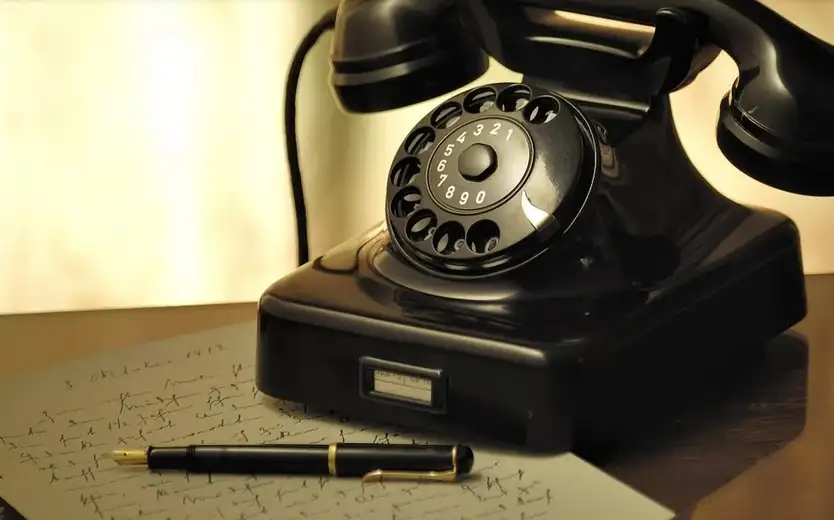 Da li u „SNS kol centru“ u niškom Čairu iz kog propituju građane za koga će glasati rade zaposleni u javnom sektoru, i to „na crno“?