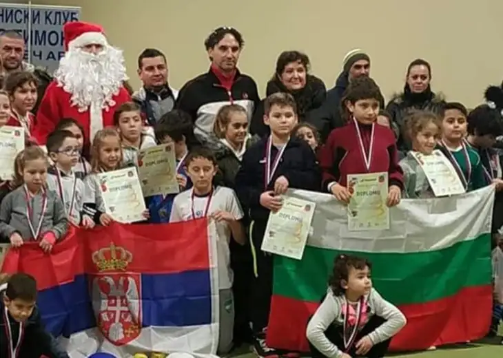 Deda Mraz delio poklone na novogodišnjoj fešti malih tenisera Srbije i Bugarske