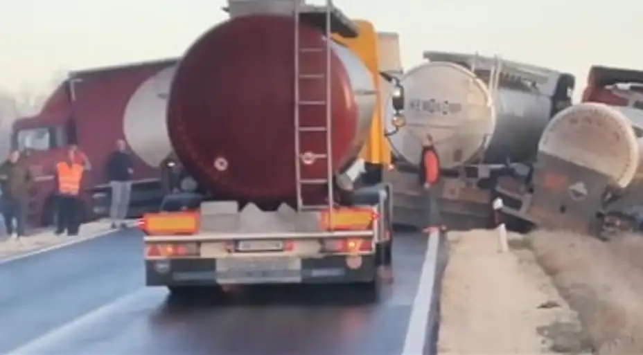 Saobraćajna nezgoda kod skretanja za Sovinac: Učestvovala tri teretna i jedno putničko vozilo