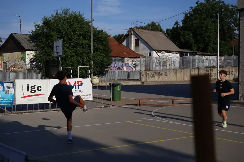 Svetski šampioni u tek bolu osvojili 5. turnir u nožnom tenisu „Kocka“
