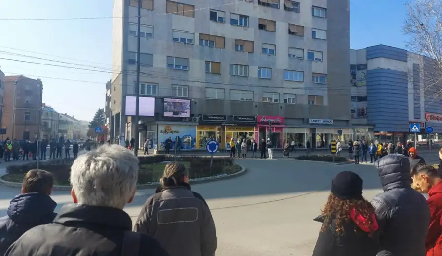 Studenti i građani širom Srbije i danas odali poštu stradalima u nesreći u Novom Sadu: U Zaječaru odata pošta na tri mesta