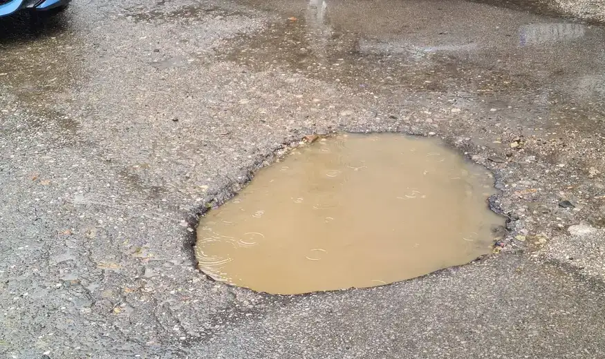 Kada nema asfalt dobra je i voda: Opasne rupe u centru Zaječara