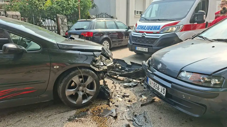 Nadležni ignorišu upozorenja: Još jedna nezgoda na uglu Vojvode Mišića i Makedonske