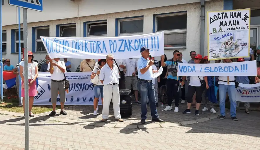 Protest ispred vodovoda: "Mi više nijednog našeg kolegu ne damo"; Šarčević: "Cilj današnjeg protesta pritisak na sudstvo i komisiju za postavljenje direktora JKP Vodovod"