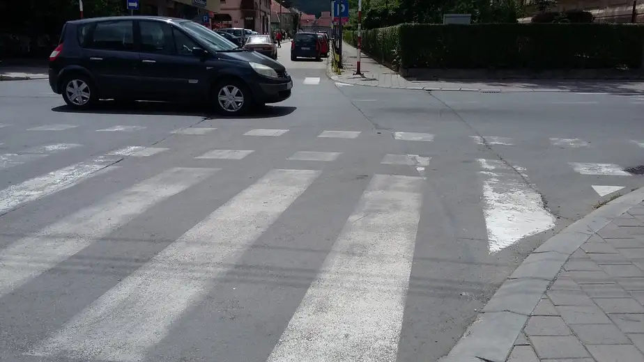 Prijavi problem: Ulegnuće asfalta na raskrsnici kod MUP-a i OŠ "Ljuba Nešić" stvara problem vozačima