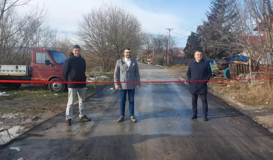 "Mi nismo mogli da ne dođemo i da ne pohvalimo njihovo zalaganje i rad": Opozicija otvorila šest metara asfaltirane ulice u Zaječaru uz crvenu vrpcu