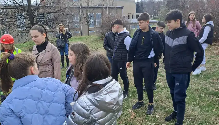 “Od kada znam za sebe vazduh u Boru ima miris i ukus”: Borski srednjoškolci i osnovci zasadili lipe na dve lokacije