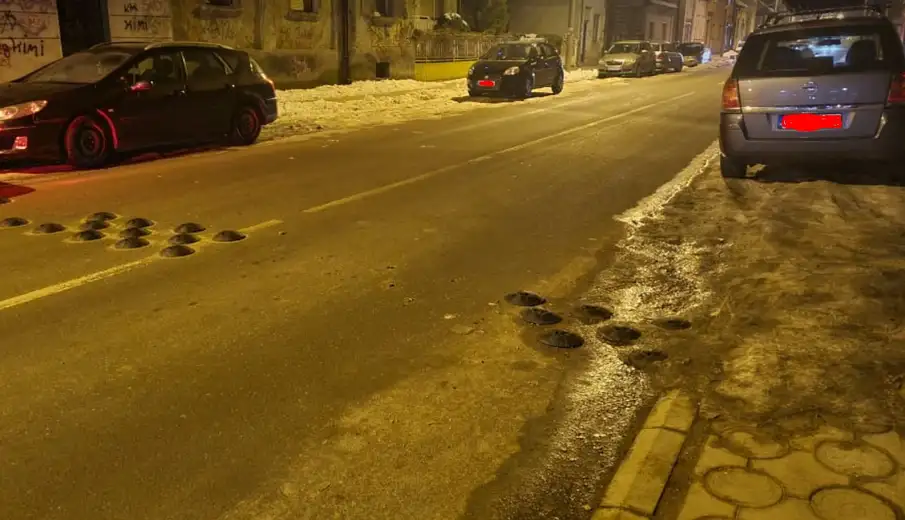 Oštećeni usporivači brzine kod restorana "Meda" u ulici Svetozara Markovića