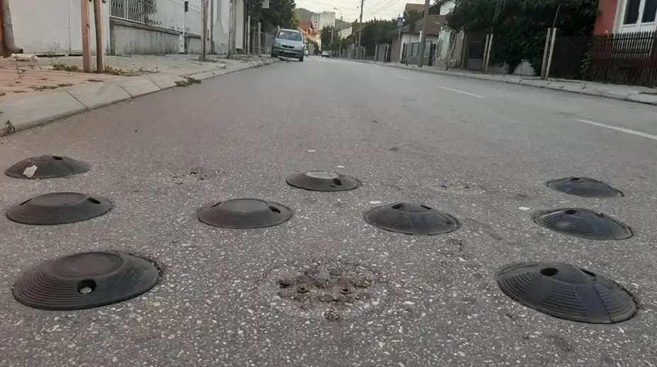 Usporivači brzine kod OŠ "Ljubica Radosavljević Nada delimično uništeni: Bezbednost dece pod znakom pitanja