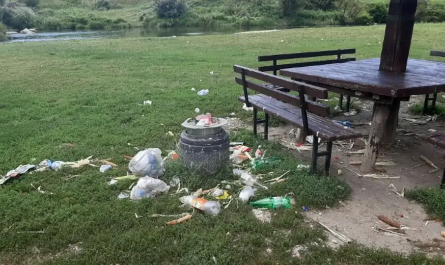 Vanjin Jaz opet zatrpan smećem: Vandali polomili i kante za smeće