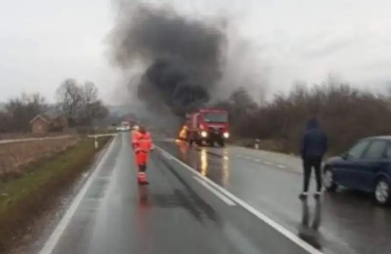 Zapalio se automobil kod skretanja za Krivi Vir