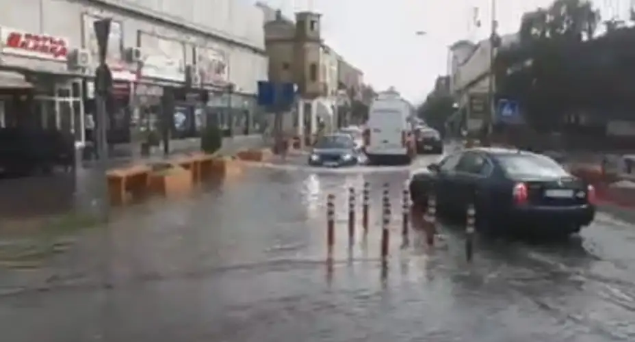 Haos zbog nevremena: Ulice pod vodom! Nevreme je u pojedinim delovima grada izazvalo kolaps (VIDEO)