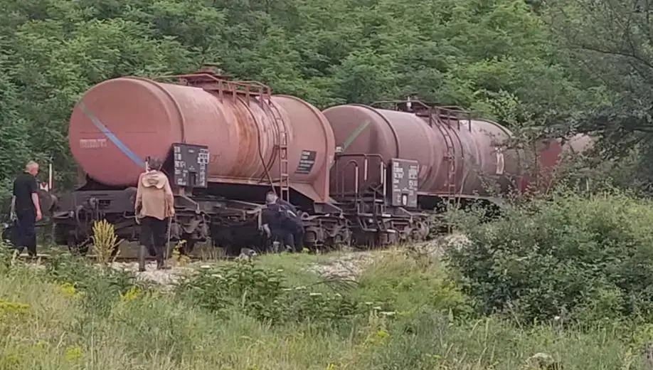 Kod Trnavca cisterna iskliznula iz šina - opasnosti po stanovništvo nema