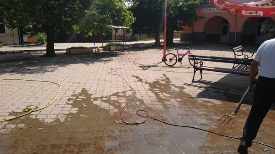 Minulog vikenda očišćen centar sela Vražogrnac, pokošena trava i sazvan tim za sanaciju odvodnih kanala