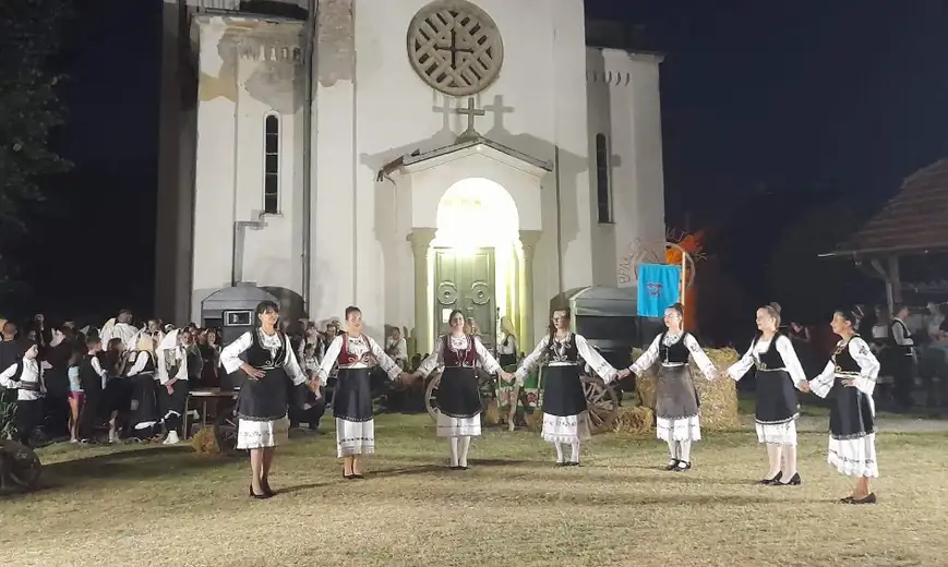 Uz zvuke zvončića i vatromet, u Vražogrncu svečano otvorena jubilarna 40. Smotra narodnih običaja ,,Vražogrnački točak"
