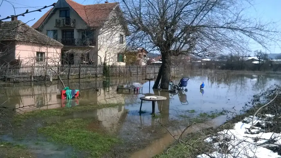 Voda prodrla u dvorišta i plastenike, RHMZ prognozira dalji rast vodostaja!