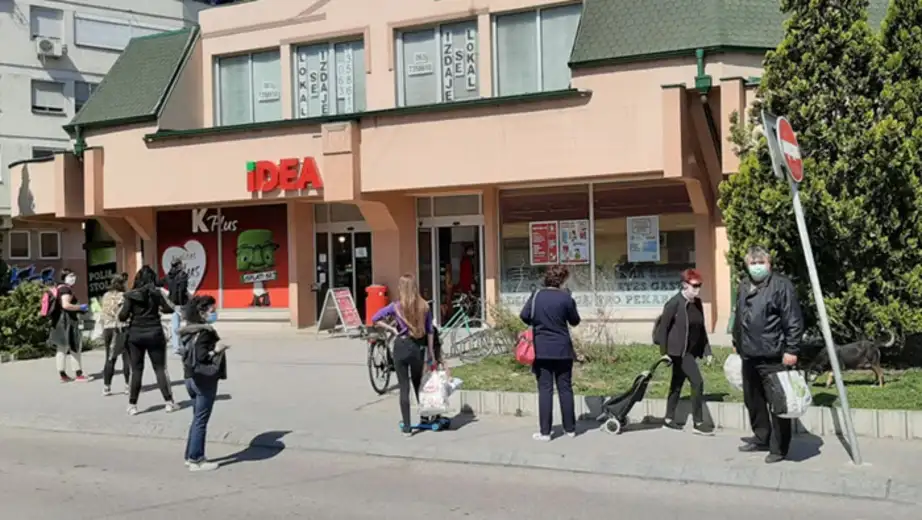 Penzioneri obavili kupovinu, prodavnice za ostale kupce otvorene do 16h