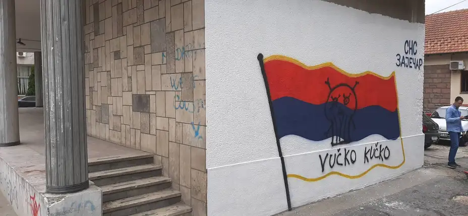 Vandali ispisali uvredljive grafite na zgradi bivšeg komiteta!