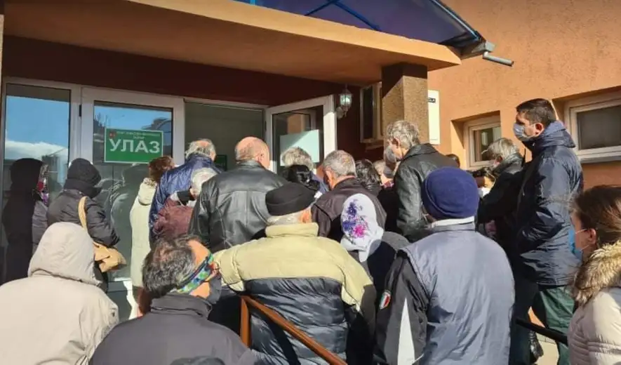 Vakcinacija: Gužva, ne poštuju se ni termini ni distanca