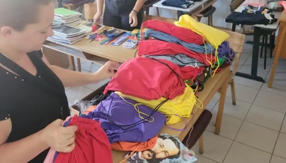 Crveni krst: Održana akcija podele školskog pribora i garderobe kompanije "Waikiki"