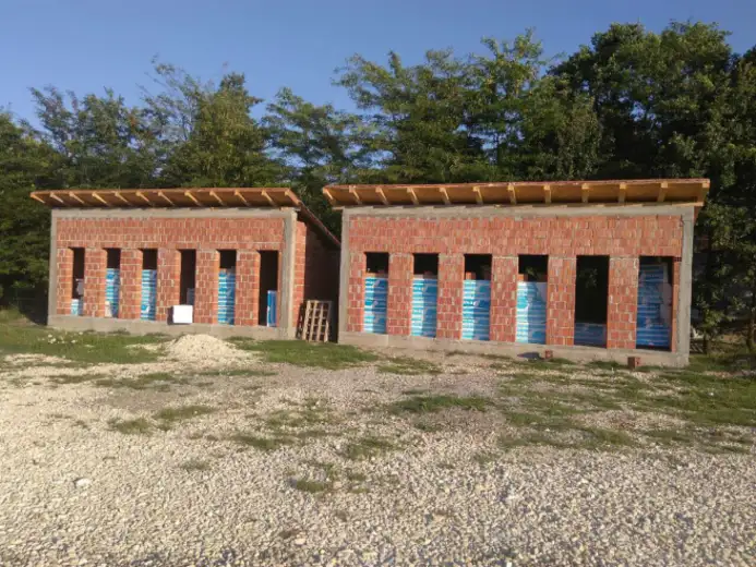 ŽIVOT NA GRANICI - A KLOZETI SKORO GOTOVI