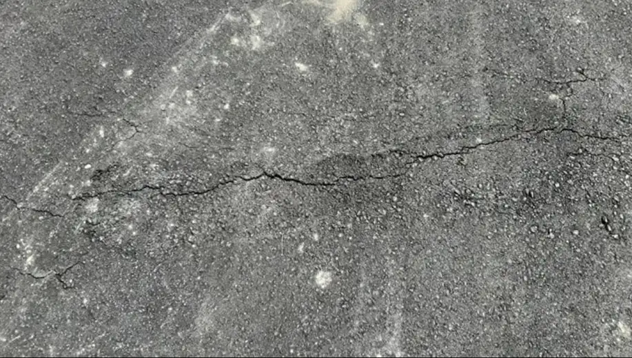 Tri dana nakon rekonstrukcije sportskog terena u Zvezdanu pojavile se pukotine na asfaltu kao u Lubnici