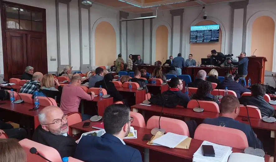 Umesto da on dočeka odbornike, dočekuje nas obezbeđenje i koordinator SNS-a iz Novog Sada: Održana sednica Skupštine Zaječara